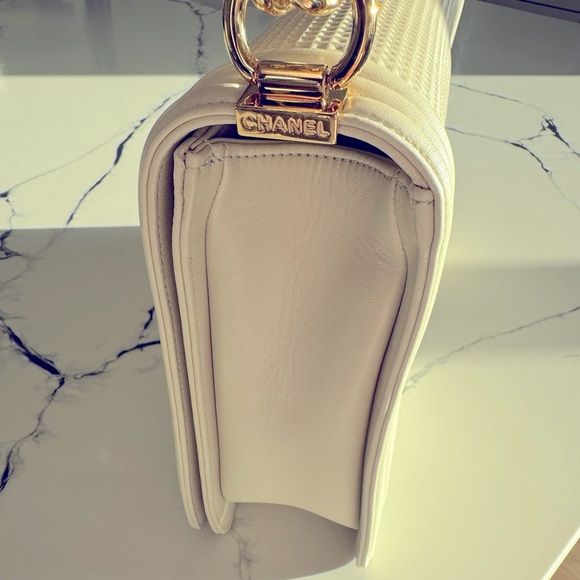 Chanel Bag! Excellent condition - Picture 5 of 13